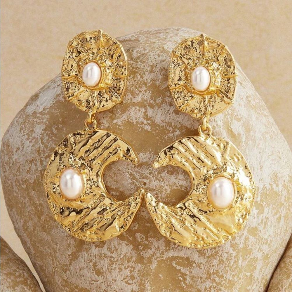 Gold Textured Earrings with Pearls M620